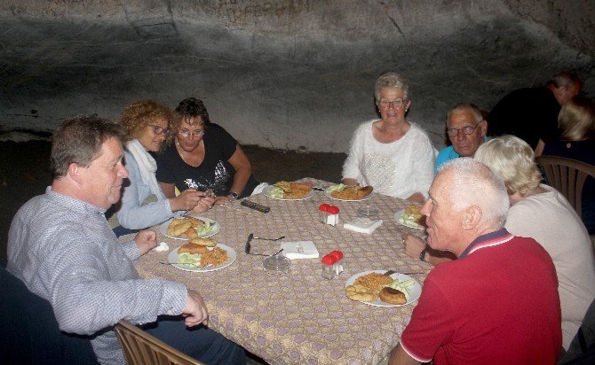 Yerleşik Yabancılar 5 Milyon Yıllık Yalan Dünya Mağarasında Eğlendi