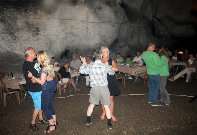 Yerleşik Yabancılar 5 Milyon Yıllık Yalan Dünya Mağarasında Eğlendi