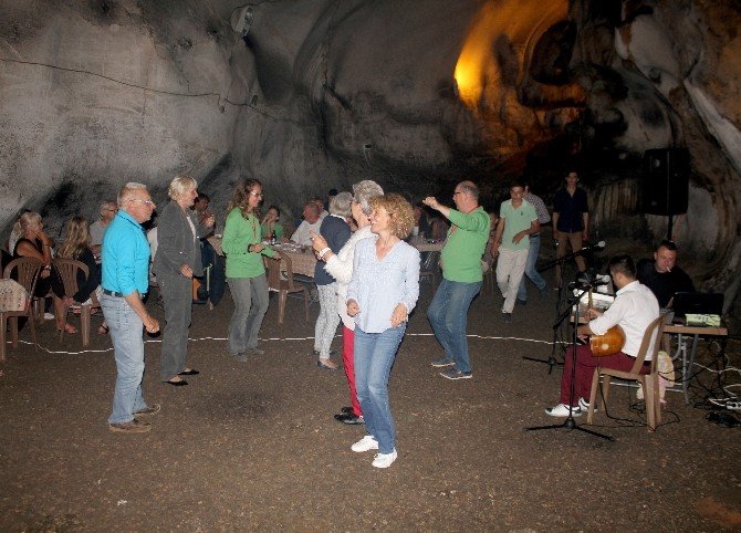 Yerleşik Yabancılar 5 Milyon Yıllık Yalan Dünya Mağarasında Eğlendi