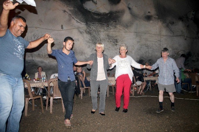 Yerleşik Yabancılar 5 Milyon Yıllık Yalan Dünya Mağarasında Eğlendi