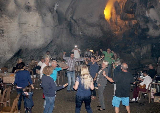 Yerleşik Yabancılar 5 Milyon Yıllık Yalan Dünya Mağarasında Eğlendi