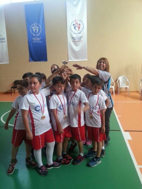 Adana’da İlkokullararası Mendil Kapmaca Turnuvası