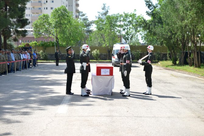 Diyarbakır'da şehit olan Jandarma Uzman Çavuş Ayyıldız memleketine uğurlandı