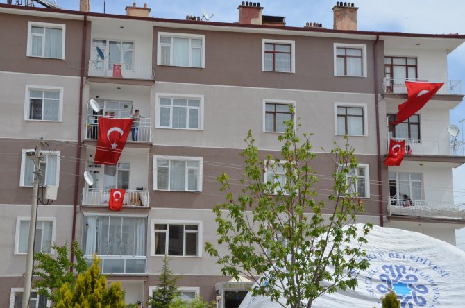 Konyalı şehidin evi bayraklarla donatıldı