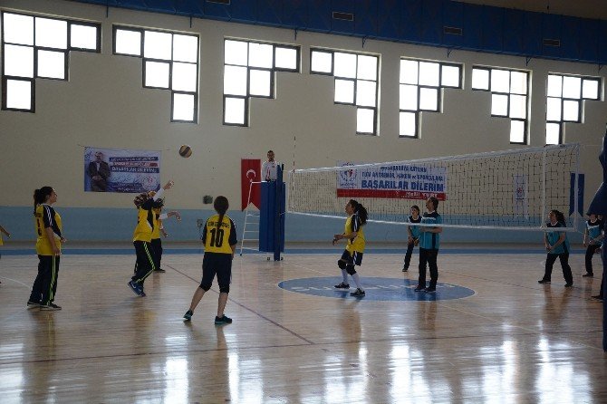 Sungurlu’da Voleybol Turnuvası Başladı