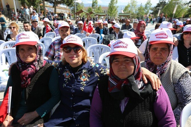 İşçiler Oyun Havalarıyla 1 Mayıs’ı Kutladı