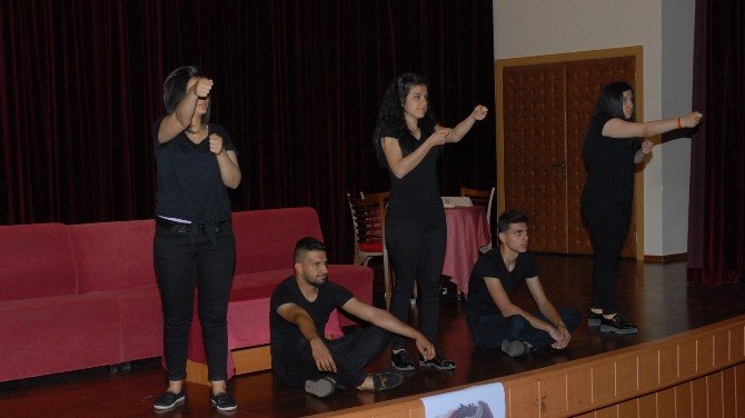 MEÜ’nün İşitme Engelli Öğrencileri Tiyatro Oyunu Sahneledi