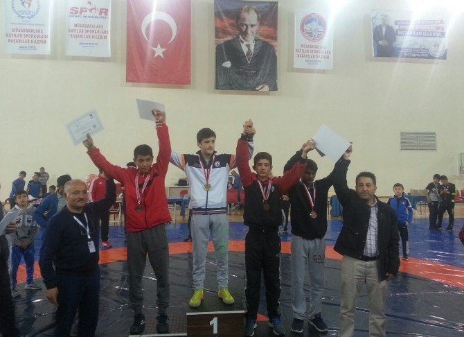 Başakşehirli Pehlivanlar Kayseri’de Şampiyon Oldu