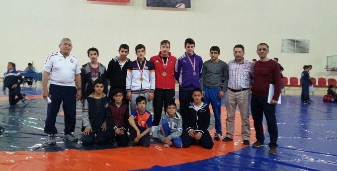 Başakşehirli Pehlivanlar Kayseri’de Şampiyon Oldu