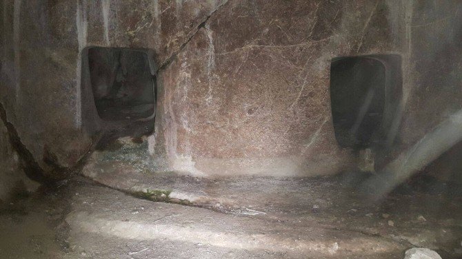 Hakkarili Dağcılar Urartu Kaya Mezarlıklarına Tırmandı