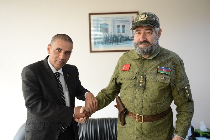Obama Ve Fidel Castro’nun Benzerleri Azerbaycan’da Buluştu