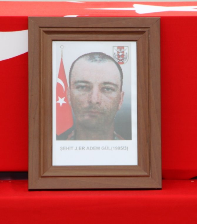 Bitlis'te kaza sonucu şehit olan asker Van'dan memleketine uğurlandı