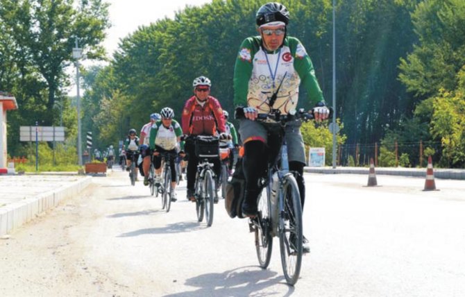 36 bisikletçi üç ülkede pedal çevirecek