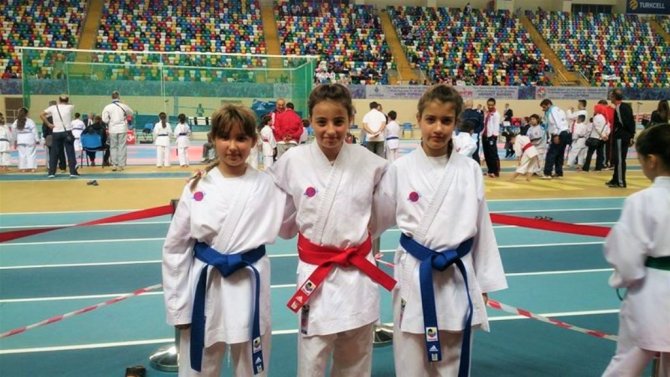 Kırşehirli karate sporcuları madalyaları topladı