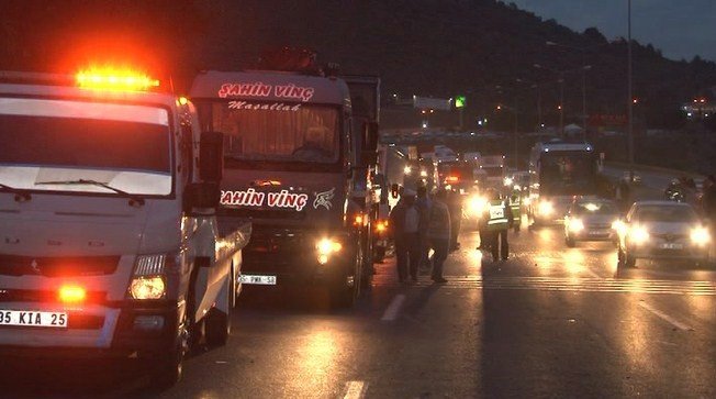 İzmir’de Zincirleme Trafik Kazası: 1’i Ağır 4 Yaralı