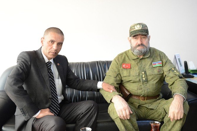 Obama Ve Fidel Castro’nun Benzerleri Azerbaycan’da Buluştu