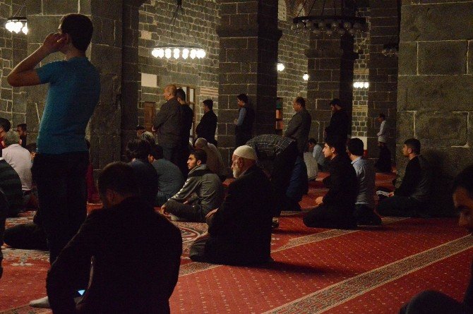 Diyarbakır’da Camilerde Kandil Yoğunluğu