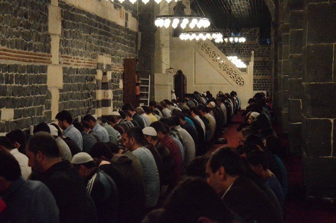Diyarbakır’da Camilerde Kandil Yoğunluğu