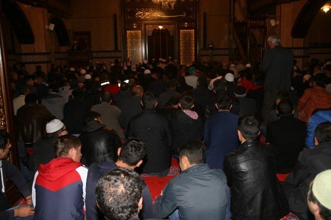 Miraç Kandili’nde Yozgatlılar Camilere Akın Etti