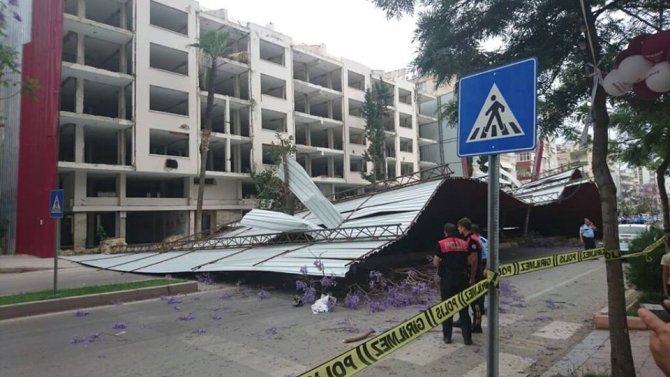 Binanın uçan çatısı, bulvar üstüne düştü