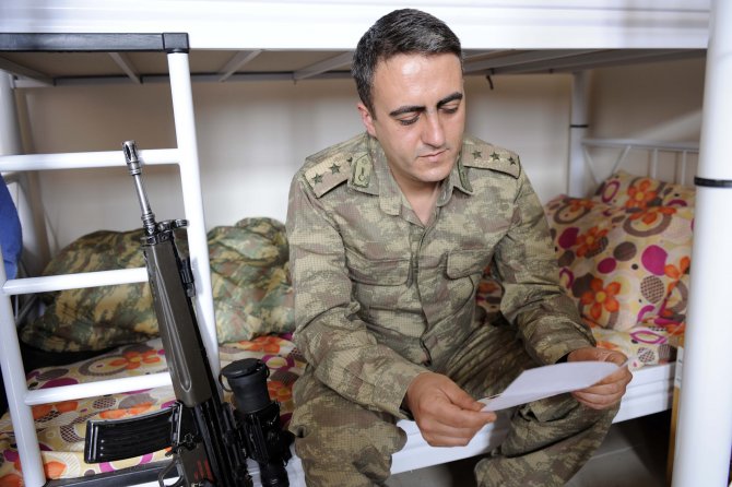 Askerlere moral olarak gönderdiği mektubu amcası okudu
