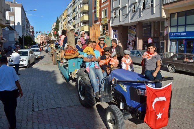 Traktör Vagonlarında Çoluk Çocuk Göç Ettiler