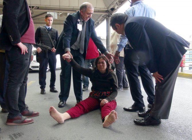 Yabancı uyruklu kadın havalanında sinir krizleri geçirdi