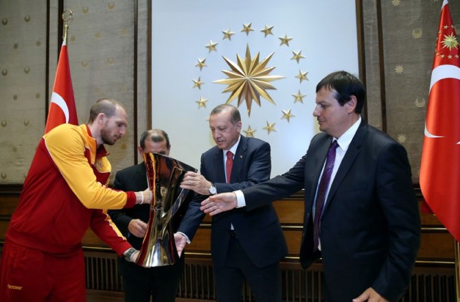 Cumhurbaşkanı Erdoğan, Galatasaray Basketbol Takımı’nı kabul etti