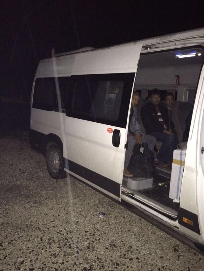 Edirne'de Pakistan uyruklu 16 kaçak yakalandı