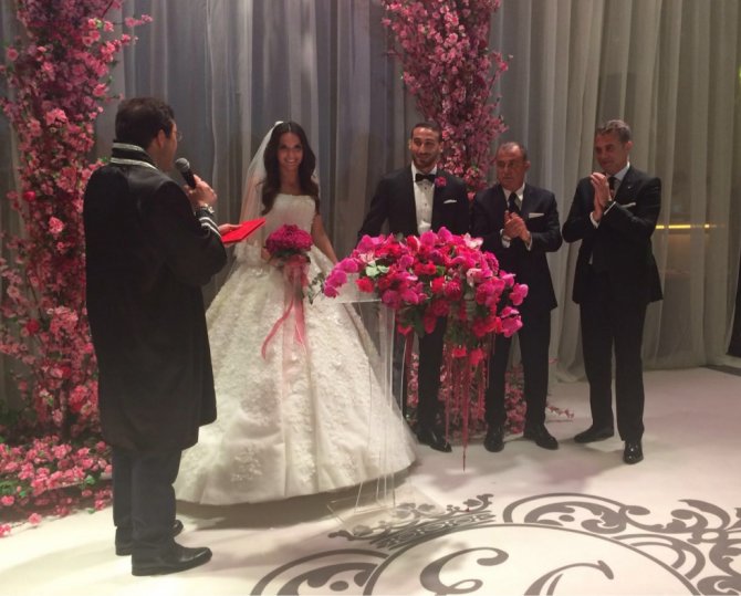 Beşiktaş'ın golcüsü Cenk Tosun evlendi