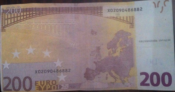 Esnafı Üzerinde "Geçersizdir" Yazılı Euro İle Dolandırdı