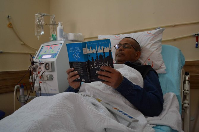 Diyaliz hastaları tedavi boyunca kitap okuyor