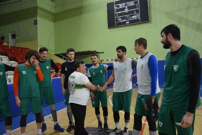 Artvin Belediye Başkanı Mehmet Kocatepe basketboldaki hünerlerini sergiledi