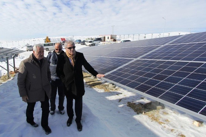 Başkan Memiş, tamamlanan güneş enerjisi santralinde incelemelerde bulundu