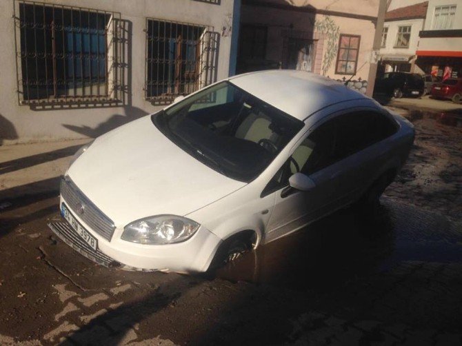 Fatsa’da yol çöktü, otomobil çukura düştü