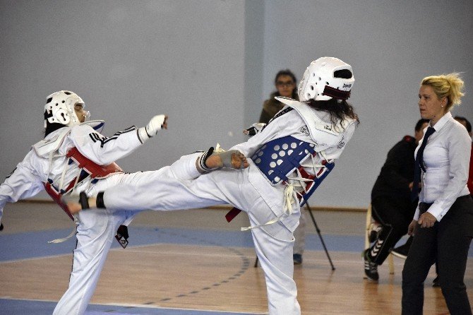 Anadolu Yıldızlar Ligi Taekwondo grup müsabakaları Gümüşhane’de devam ediyor