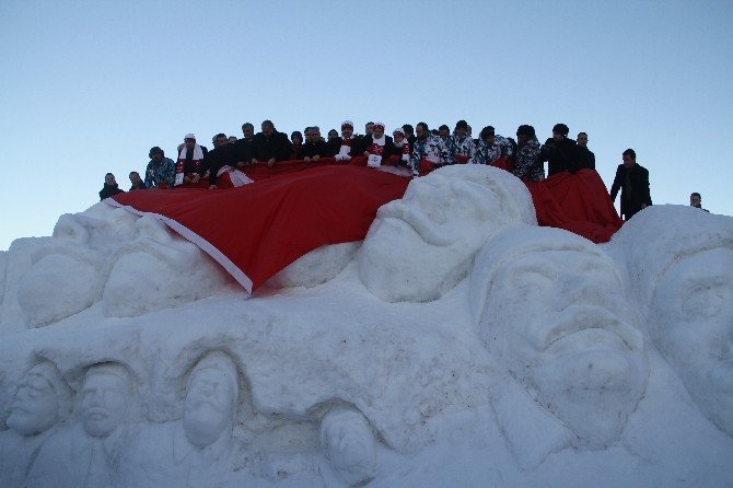 Bakanlar, Sarıkamış’ta kardan şehit heykellerinin açılışını yaptı