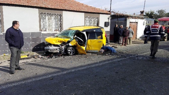 Koçarlı-Söke yolunda feci kaza; 2 ölü 4 yaralı