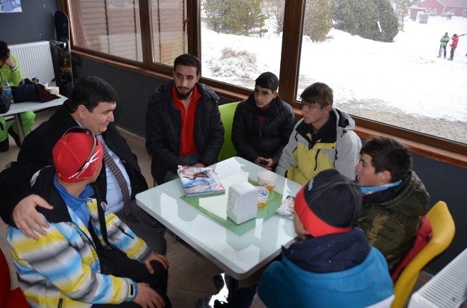 Ergan dağı kayak merkezi kayakseverlerin akınına uğruyor