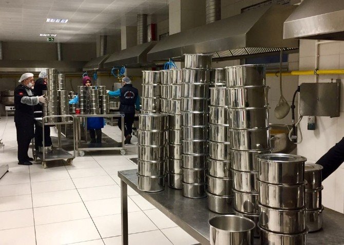 Ümraniye’de bin yüz kişiye sıcak yemek