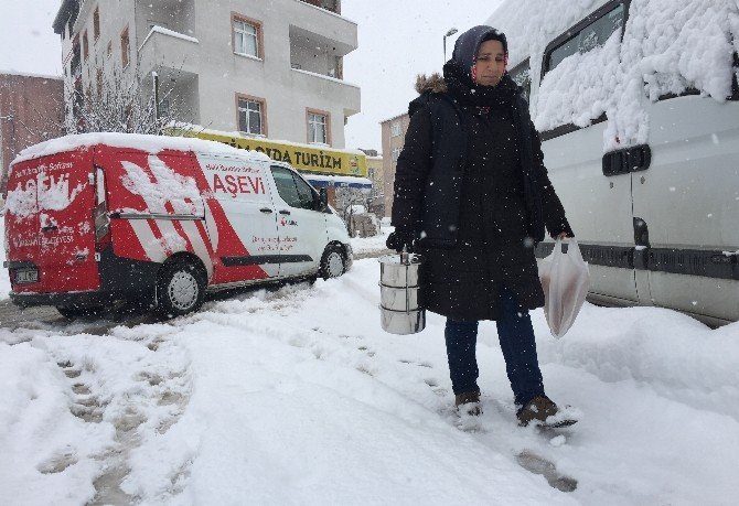 Ümraniye’de bin yüz kişiye sıcak yemek