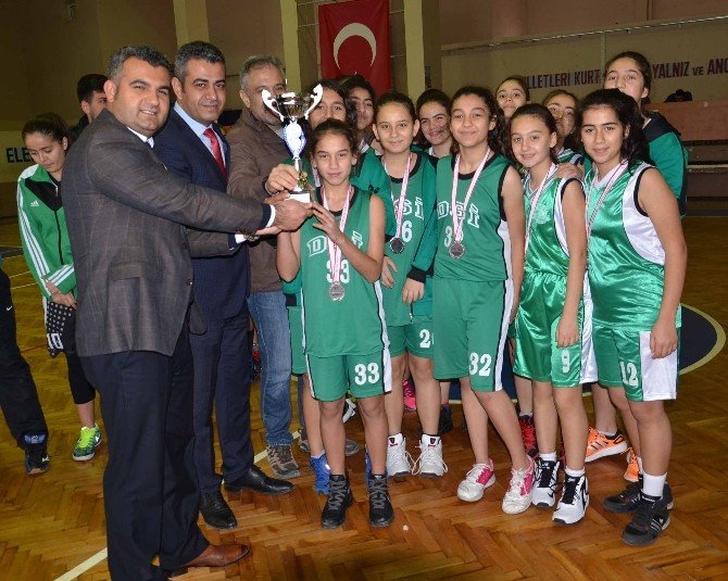 Basketbolda Mehmet Meryem Kayhan Ortaokulu il birincisi