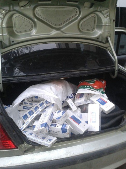 Otomobilden 3 bin paket kaçak sigara çıktı
