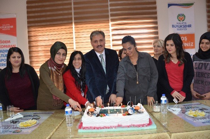 Büyükşehir’den bayan gazetecilere özel kutlama