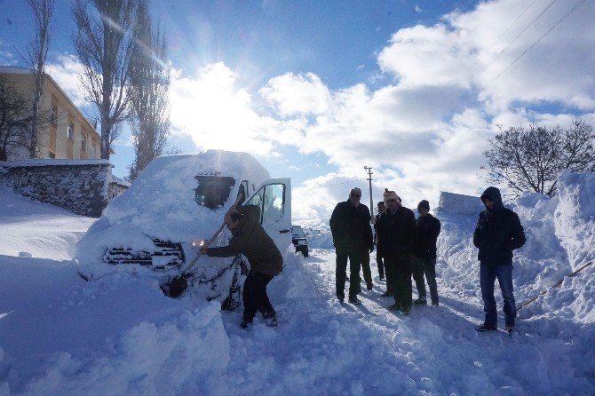 Öğrenci servisi kar fırtınasında mahsur kaldı