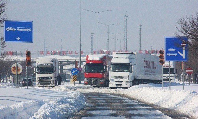 Bulgaristan’daki kar Kapıkule’yi vurdu: 16 kilometre kuyruk