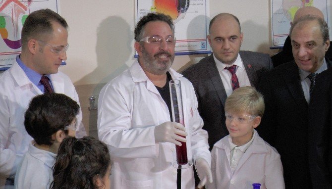 Ünlü Komedyen Cem Yılmaz, İlkokulda Fen Laboratuvarı açtı