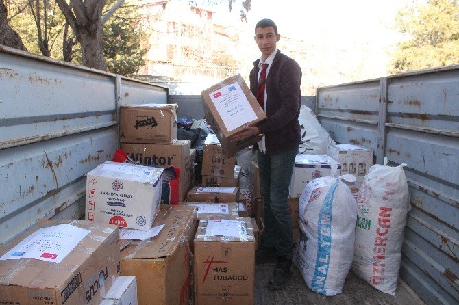 Öğrenciler, Halep için 35 koli yardım topladı