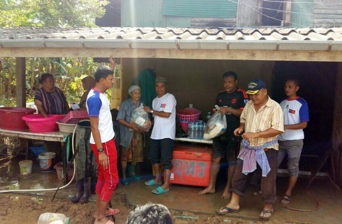 Deniz Feneri’nden selden etkilenen Taylandlı ailelere yardım