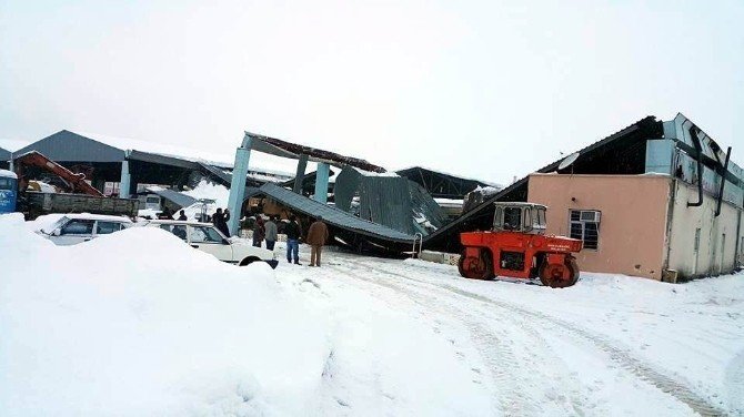 Yoğun kar yağışına dayanamayan otopark çöktü